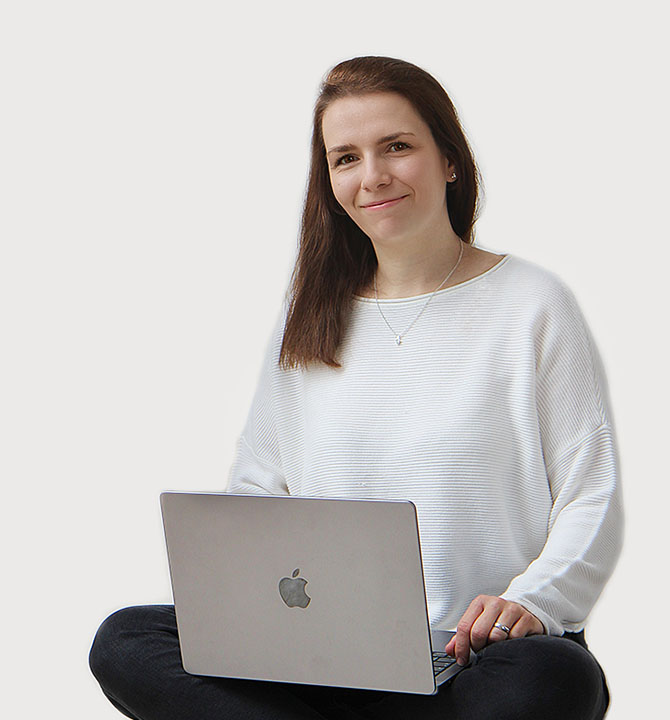 Sandra Lamprecht erstellt einen Onlinekurs sitzend am Laptop.