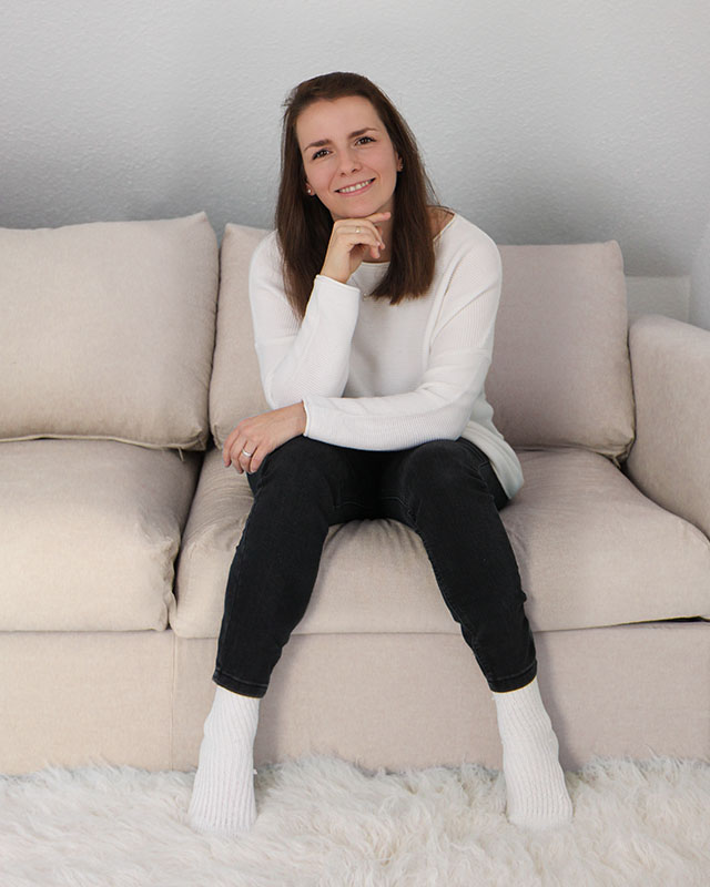 Sandra Lamprecht sitzt auf einer Couch