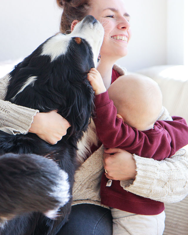 Sandra Lamprecht kuschelt mit ihrem Sohn und ihrer Hündin Nala im Wohnzimmer